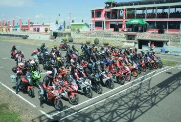 Komunitas Honda CBR Banjarmasin Jajal 'Total Control' di Sirkuit Balipat