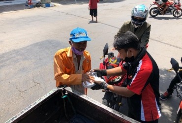 KCI Ponorogo Bagi Makan Siang Dan Masker Ke Tukang Parkir Dan Tukang Becak