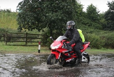 Ini Yang Tidak Boleh Diinjak Ban Motor Saat Kondisi Hujan