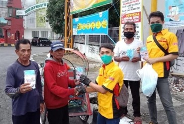 CCI Gresik Bagi-bagi Ratusan Masker Dan Hand Sanitizer