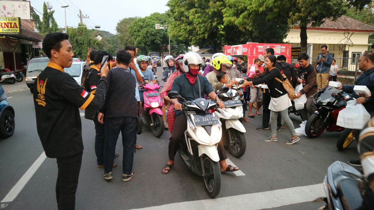 Intip Keseruan Honda CBR 250RR Owner Indonesia Bagi-bagi Takjil di Jalan
