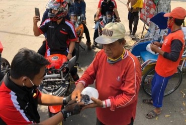 KCI Ponorogo Bagi Makan Siang Dan Masker Ke Tukang Parkir Dan Tukang Becak